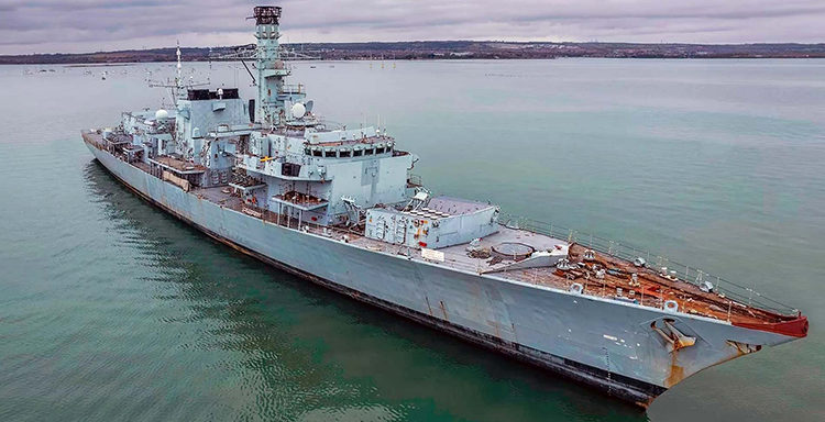 ex-HMS Monmouth já pronta para o desmanche.