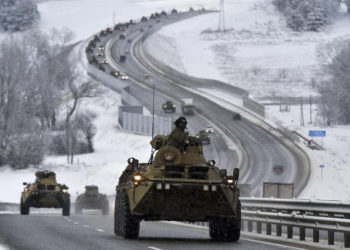 Um comboio de veículos blindados russos se move ao longo de uma rodovia na Crimeia, na terça-feira, 18 de janeiro de 2022. A Rússia concentrou cerca de 100.000 soldados com tanques e outras armas pesadas perto da Ucrânia -  Foto AP