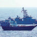 Esta foto divulgada pela Marinha dos EUA mostra membros do serviço dos EUA conduzindo um embarque em um navio de pesca apátrida nas águas do Golfo de Omã enquanto um barco inflável e o navio costeiro USS Chinook (PC 9) navegam nas proximidades, terça-feira, 18 de janeiro.