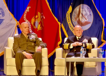O comandante do Corpo de Fuzileiros Navais, general David Berger, e o chefe de operações navais, almirante Mike Gilday, falando no WEST 2022 em 18 de fevereiro de 2022.