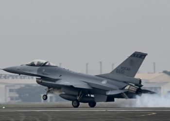 Um caça armado F-16V pousa na pista de uma base da força aérea em Chiayi, sul de Taiwan, AFP