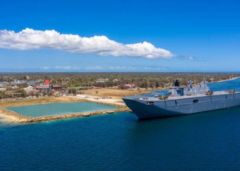 HMAS Adelaide em Nuku'alofa entregando suprimentos humanitários e suprimentos médicos como parte do OP TONGA ASSIST 22.