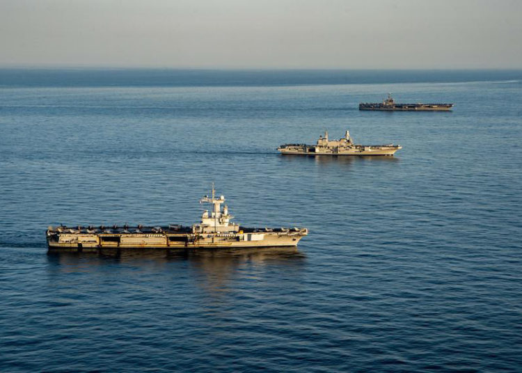 Da direita para a esquerda, o porta-aviões da classe Nimitz USS Harry S. Truman, o porta-aviões italiano ITS Cavour e o porta-aviões francês Charles de Gaulle transitam pelo Mar Mediterrâneo em formação, 6 de fevereiro de 2022.