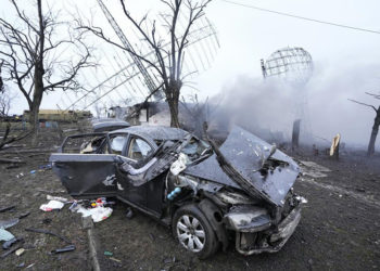 Radar, veículo e equipamento danificados são vistos em uma instalação militar ucraniana nos arredores de Mariupol, Ucrânia, 24 de fevereiro de 2022 - (AP Photo/Sergei Grits