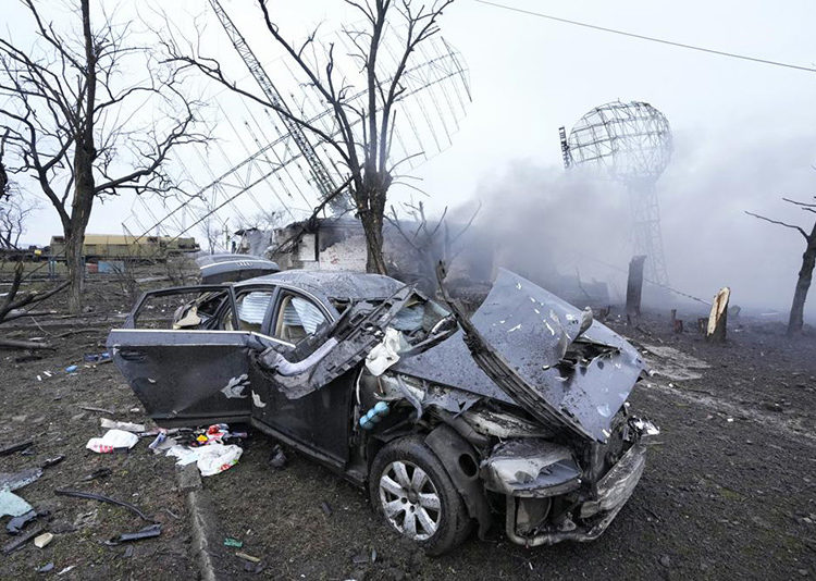 Radar, veículo e equipamento danificados são vistos em uma instalação militar ucraniana nos arredores de Mariupol, Ucrânia, 24 de fevereiro de 2022 - (AP Photo/Sergei Grits