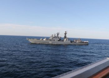 Um destróier russo navega perto do USS Chafee no Mar do Japão, também conhecido como Mar do Leste, em 15 de outubro de 2021. (Sean Gano/Marinha dos EUA)