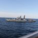 Um destróier russo navega perto do USS Chafee no Mar do Japão, também conhecido como Mar do Leste, em 15 de outubro de 2021. (Sean Gano/Marinha dos EUA)