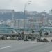 Tropas ucranianas se alinham em uma estrada de Kiev enquanto se preparam para enfrentar as tropas de Putin - Daily Mail