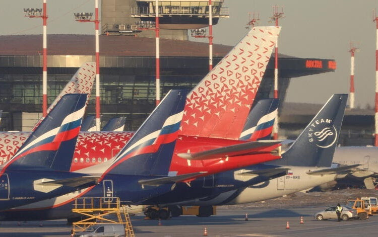 Aviões de passageiros de companhias aéreas da Rússia, incluindo Aeroflot e Rossiya, estão estacionados no Aeroporto Internacional Sheremetyevo em Moscou, 1º de março de 2022