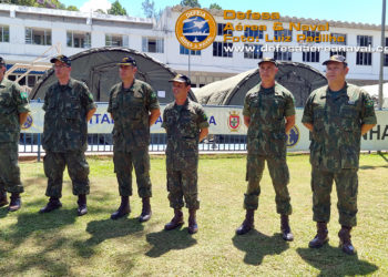 Oficiais comandantes Fuzileiros Navais em frente a Base Expedicionária Tereza Cristina em Petrópolis