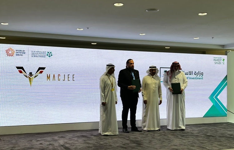Simon Jeannot, presidente do Conselho de Administração da Mac Jee, com autoridades da Arábia Saudita durante assinatura do acordo de cooperação com o governo saudita