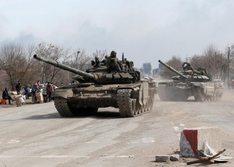 Tropas pró-Rússia são vistas em cima de tanques nos arredores da cidade portuária sitiada de Mariupol, Ucrânia, em 20 de março de 2022 REUTERS