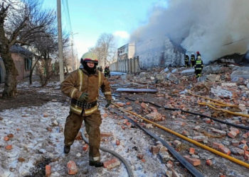 Equipes de resgate trabalham no local de um armazém armazenando produtos queimados após bombardeio, enquanto o ataque da Rússia à Ucrânia continua, em Kharkiv, Ucrânia 16 de março de 2022 REUTERS