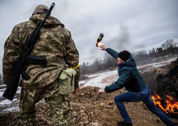Um civil treina para jogar coquetéis molotov para defender a cidade, enquanto a invasão russa da Ucrânia continua, em Zhytomyr, Ucrânia 1 de março de 2022. REUTERS/Viacheslav Ratynskyi