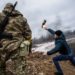 Um civil treina para jogar coquetéis molotov para defender a cidade, enquanto a invasão russa da Ucrânia continua, em Zhytomyr, Ucrânia 1 de março de 2022. REUTERS/Viacheslav Ratynskyi