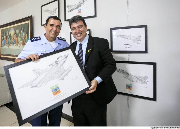 Comandante da Força Aérea Brasileira, Ten. Brigadeiro do Ar Carlos de Almeida Baptista Junior recebendo um quadro das mãos do artista Marco Aurélio do Couto Ramos