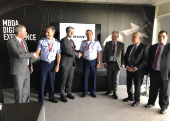 Comandante da Aeronáutica, Tenente-Brigadeiro do Ar Carlos de Almeida Baptista Junior (ao centro) é recebido por diretores no estande da MBDA na Fidae.