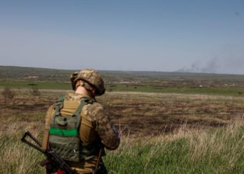 Soldado ucraniano observa o ataque da Rússia à Ucrânia na região de Luhansk, em 26 de abril de 2022 Foto Serhii Nuzhnenko