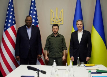 O presidente da Ucrânia Volodymyr Zelenskiy posa para uma foto com o secretário de Estado dos EUA Antony Blinken e o secretário de Defesa dos EUA Lloyd Austin antes de uma reunião em Kiev, 24 de abril de 2022