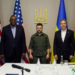 O presidente da Ucrânia Volodymyr Zelenskiy posa para uma foto com o secretário de Estado dos EUA Antony Blinken e o secretário de Defesa dos EUA Lloyd Austin antes de uma reunião em Kiev, 24 de abril de 2022