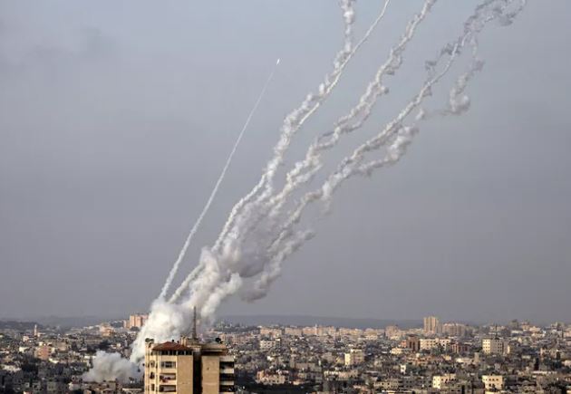 Foguetes são lançados por palestinos contra Israel - Foto: Khalil Hamra