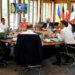Líderes do G7 sentam-se em uma mesa enquanto o presidente da Ucrânia, Volodymyr Zelenskiy, se dirige a eles por videoconferência durante sua sessão de trabalho no Castelo de Elmau, Alemanha, 27 de junho de 2022