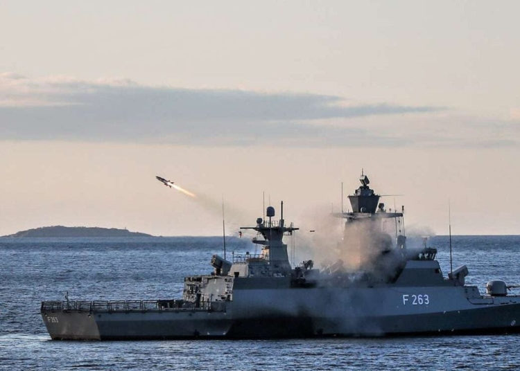 A corveta Oldenburg dispara seu míssil RBS15. Crédito: Bundeswehr/Marcel Kröncke