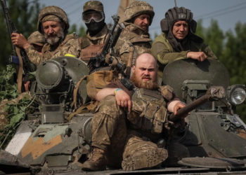 Militares ucranianos montam um veículo de combate de infantaria na região de Donetsk, 14 de junho de 2022 REUTERS/Gleb Garanich