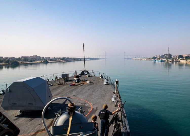 O USS Sioux City transita pelo Canal de Suez, em 29 de maio de 2022, sendo implantado na área de operações da 5ª Frota dos EUA. Foto Nicholas A. Russel
