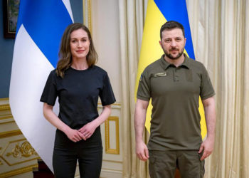 O presidente ucraniano Volodymyr Zelenskyy se encontra com a primeira-ministra finlandesa Sanna Marin em Kyiv, Ucrânia, em 26 de maio de 2022.