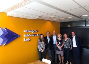 Equipes da Embraer e TU Delft celebram a presença da EmbraerX no Aerospace Innovation Hub@TUD