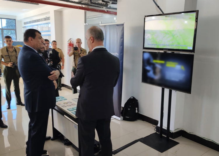 El ministro de Defensa, Paulo Sérgio Nogueira, conversa con Andersonn Kohl, Gerente Comercial de Atech, durante el Ejercicio Cyber Guard