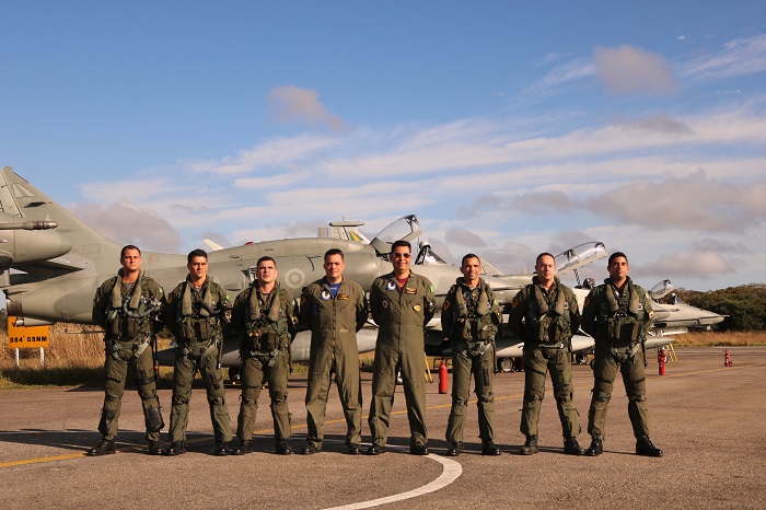 Pilotos do VF com o CA Fonseca Junior, atual ComForAerNav e ex-Cmt do VF-1