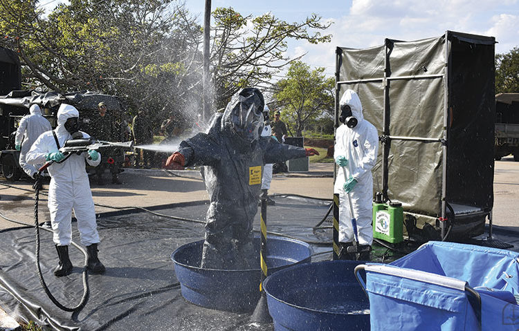 Militares dos batalhões de Defesa NBQR de Aramar e do Rio de Janeiro realizam descontaminação