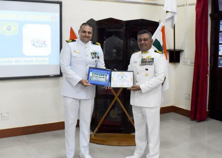 CT Paulo Ricardo Machado Costa recebe o certificado de 
conclusão do curso do Comandante da Anti-Submarine Warfare School