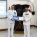 CT Paulo Ricardo Machado Costa recebe o certificado de 
conclusão do curso do Comandante da Anti-Submarine Warfare School