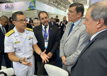 Comandante da Marinha passando informações para o Ministro da Defesa na 7ª Mostra BID Brasil