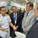 Comandante da Marinha passando informações para o Ministro da Defesa na 7ª Mostra BID Brasil