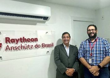 Luiz Padilha, editor do DAN junto ao Sr. Leandro Pinto, Diretor Geral da Raytheon Anschütz do Brasil