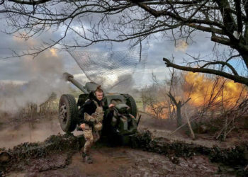 3ª brigada de assalto separada das Forças Armadas da Ucrânia dispara um obus D30 na linha de frente, em meio ao ataque da Rússia à Ucrânia, perto da cidade de Bakhmut, Ucrânia, 23/04/2023. Foto: Sofiia Gatilova