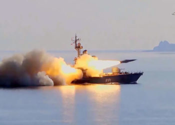 Corveta russa R-261 dispara um míssil de cruzeiro Moskit contra um alvo inimigo simulado nas águas da costa do Japão em 28 de março - Foto MoD Russia