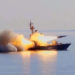 Corveta russa R-261 dispara um míssil de cruzeiro Moskit contra um alvo inimigo simulado nas águas da costa do Japão em 28 de março - Foto MoD Russia