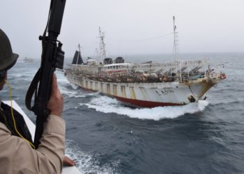 Pesqueiro chinês na mira de embarcação de patrulha argentina - Foto: Prefectura argentina
