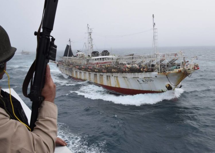 Pesqueiro chinês na mira de embarcação de patrulha argentina - Foto: Prefectura argentina