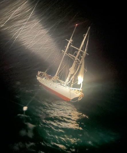 Embarcação à vela “Patchwork”, de bandeira francesa, sofre pane seca a 16 milhas náuticas ao sul do Guarujá