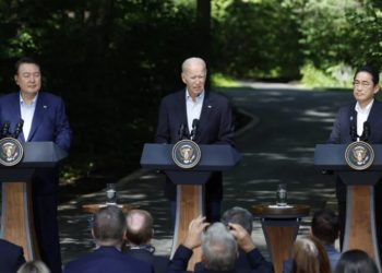 Yoon Suk Yeol, presidente da Coreia do Sul, o presidente dos EUA, Joe Biden, e Fumio Kishida, primeiro-ministro do Japão, em uma coletiva de imprensa durante uma cúpula trilateral em Camp David-EUA - Foto: Ting Shen