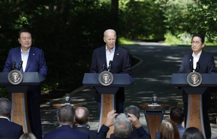 Yoon Suk Yeol, presidente da Coreia do Sul, o presidente dos EUA, Joe Biden, e Fumio Kishida, primeiro-ministro do Japão, em uma coletiva de imprensa durante uma cúpula trilateral em Camp David-EUA - Foto: Ting Shen