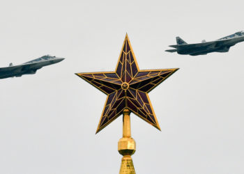 Caças Su-57 de quinta geração durante um desfile em Moscou.
Evgeny Biyatov / Sputnik