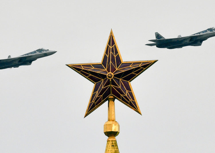 Caças Su-57 de quinta geração durante um desfile em Moscou.
Evgeny Biyatov / Sputnik
