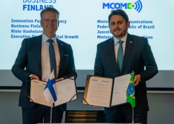 O Diretor Executivo da Business Finland, Risto Vuohelainen, e o Ministro Juscelino Filho assinam carta de intenções em Helsinque
